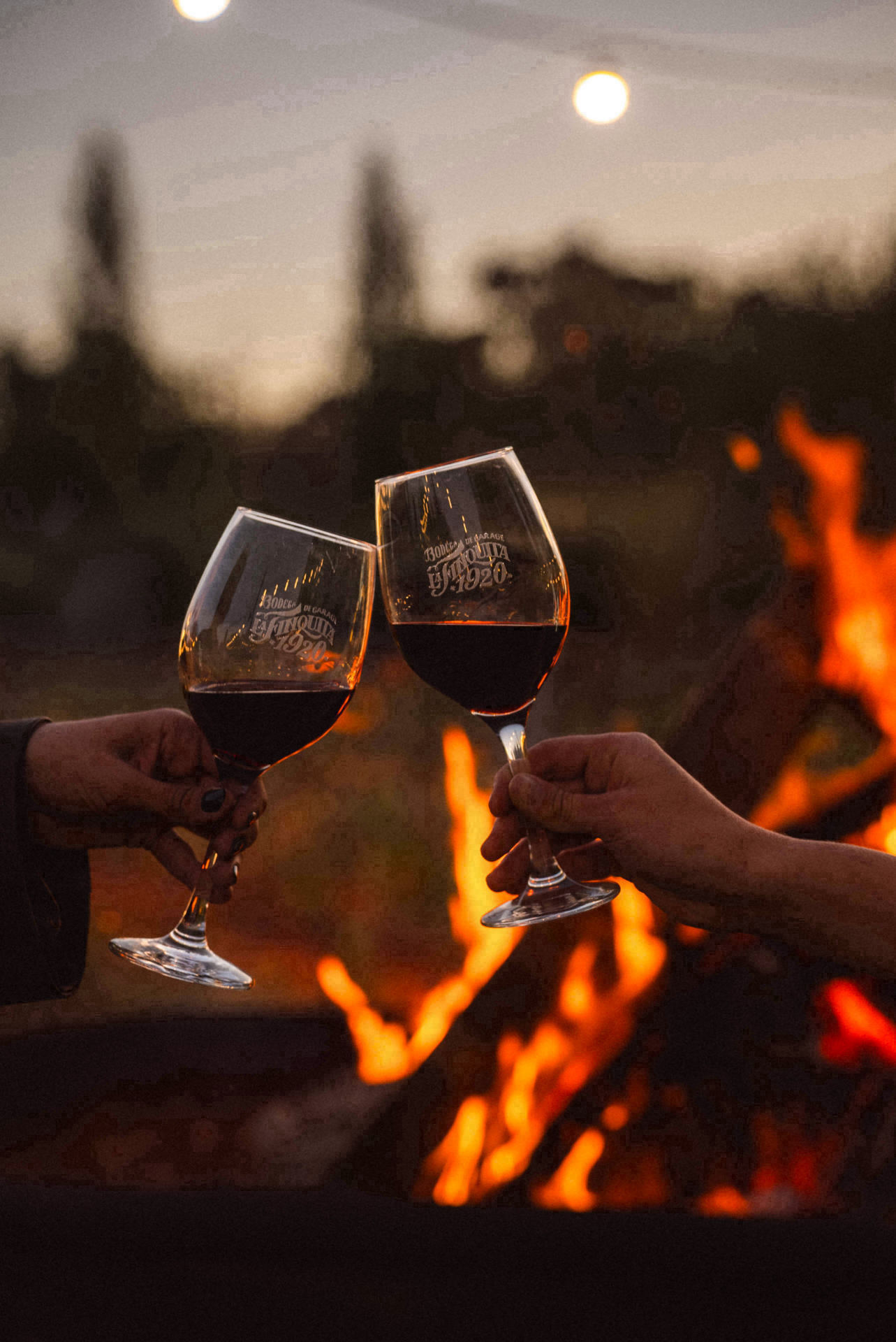 Brindis con vino al atardecer en La Finquita 1920